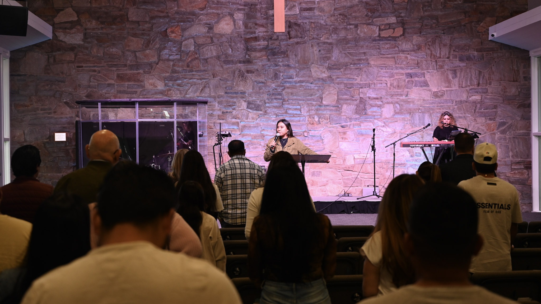 La congregación participa en un servicio de adoración en Broad River Church